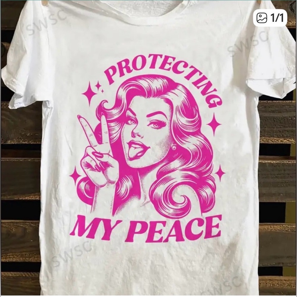 🌼NIP White T-Shirt with Pink Graphic🌼